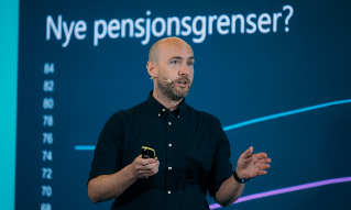 Stian Revheim står på scenen under DNB Pensjonskonferanse 2023.